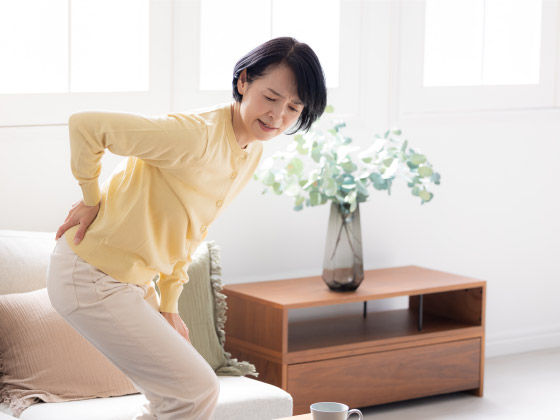 背中や腰の痛みが続く